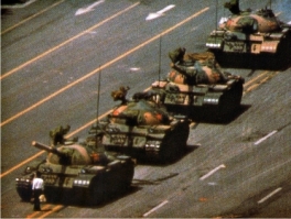 El rebelde desconocido que enfrentó al tanque en Tiananmen El rebelde desconocido que enfrentó al tanque en Tiananmen