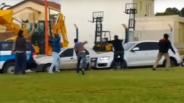 En La Pampa, embocaron a huevazos a Macri En La Pampa, embocaron a huevazos a Macri