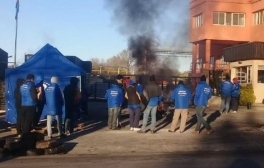 Reclamos de trabajadores en un frigorífico de Hernandarias por despidos Reclamos de trabajadores en un frigorífico de Hernandarias por despidos