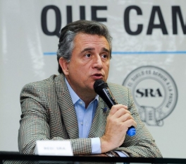 Apuntan contra Etchevehere por filtrar el dato de las retenciones que le permitió a las agroexportadoras ganar U$S 140 millones Apuntan contra Etchevehere por filtrar el dato de las retenciones que le permitió a las agroexportadoras ganar U$S 140 millones
