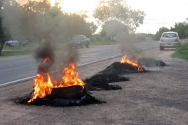 21 empleados despedidos: bloquean la fábrica y denuncian amenaza con arma de fuego 21 empleados despedidos: bloquean la fábrica y denuncian amenaza con arma de fuego