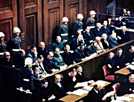 En el Juicio de Núremberg, se sentencia a jerarcas del nazismo, 12 son condenados a muerte y 3 a cadena perpetua