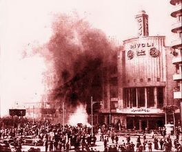 Manifestantes egipcios incendian negocios británicos y viviendas de clase alta Manifestantes egipcios incendian negocios británicos y viviendas de clase alta