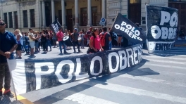 El Polo Obrero se manifestó desde la Municipalidad de Paraná hasta la Casa Gris El Polo Obrero se manifestó desde la Municipalidad de Paraná hasta la Casa Gris