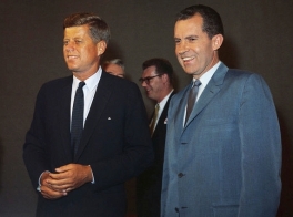 Primer debate televisado de la historia, entre los candidatos presidenciales Richard Nixon y John F. Kennedy