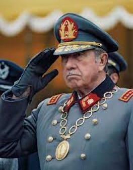 El dictador chileno Pinochet se retira del Ejército