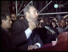Fidel Castro habla ante una multitud en la Universidad de Buenos Aires