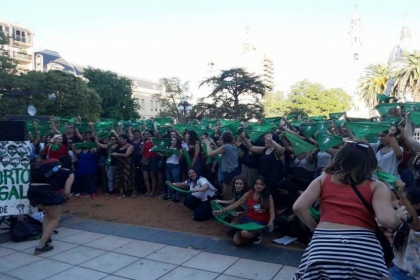 Los paÃ±uelos verdes, por la interrupciÃ³n voluntaria del embarazo, coparon la plaza 1Âº de Mayo 