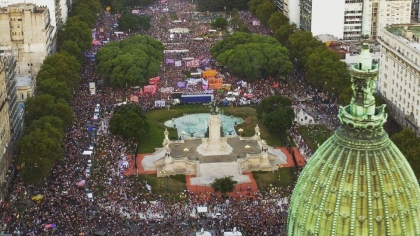 Cientos de miles de mujeres marcharon contra la violencia machista y el ajuste del Gobierno y a favor del aborto legal