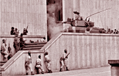 Guerrilleros del M-19 toman el Palacio de Justicia de Bogotá y son masacrados