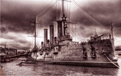 El acorazado Aurora, de la armada rusa, se subleva en el inicio del asalto al Palacio de Invierno