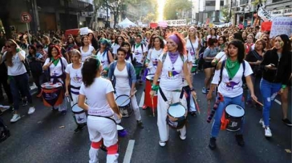 Con fuertes crÃ­ticas a Macri, la movilizaciÃ³n de mujeres inundÃ³ las calles de todo el paÃ­s