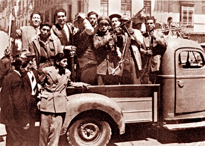 Víctor Paz Estenssoro lidera la Revolución Nacional boliviana de 1952