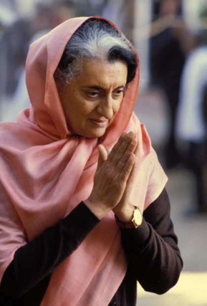 Bajo un rgimen democrtico, Indira Gandhi obtiene plenos poderes dictatoriales