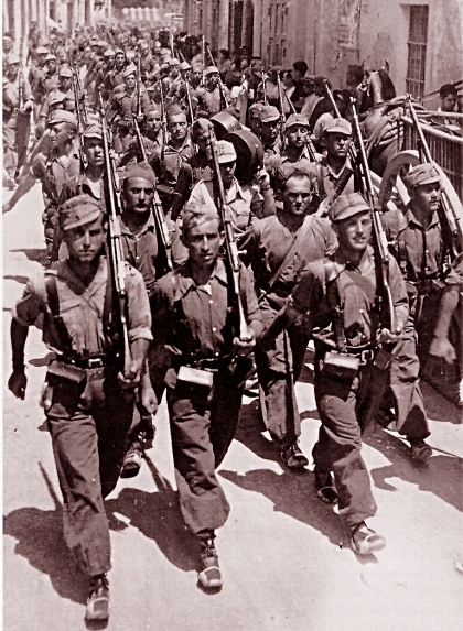 En el fin de la Guerra Civil, los combatientes las Brigadas Internacionales se marchan de Espaa