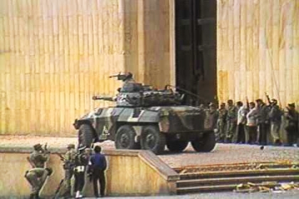 Guerrilleros del M-19 toman el Palacio de Justicia de Bogot y son masacrados