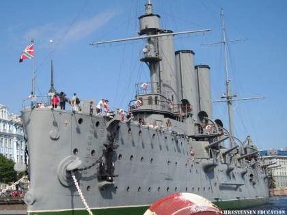 El acorazado Aurora, de la armada rusa, se subleva en el inicio del asalto al Palacio de Invierno
