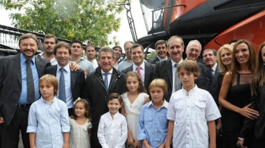 El intendente Schepens sintió “orgullo” por las cosechadoras truchas El intendente Schepens sintió “orgullo” por las cosechadoras truchas