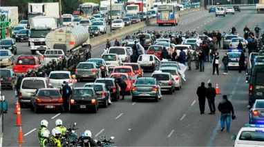 Corte y tensión en la Panamericana por los despidos en la autopartista Lear