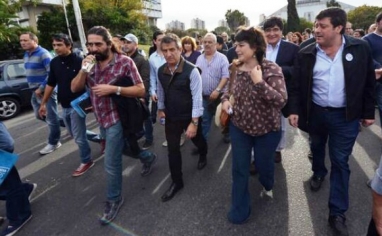 Los docentes exigen saber si Urribarri pidió licencia para su campaña electoral presidencial Los docentes exigen saber si Urribarri pidió licencia para su campaña electoral presidencial