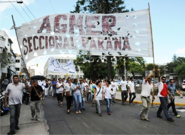 Docentes paranaenses emplazaron al gobierno de Urribarri con una multitudinaria movilización Docentes paranaenses emplazaron al gobierno de Urribarri con una multitudinaria movilización