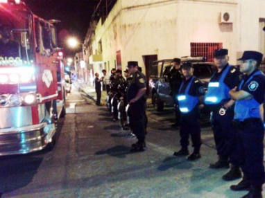 Bomberos Voluntarios no pudieron llegar a Casa de Gobierno y protestaron en la Plaza de Mayo Bomberos Voluntarios no pudieron llegar a Casa de Gobierno y protestaron en la Plaza de Mayo