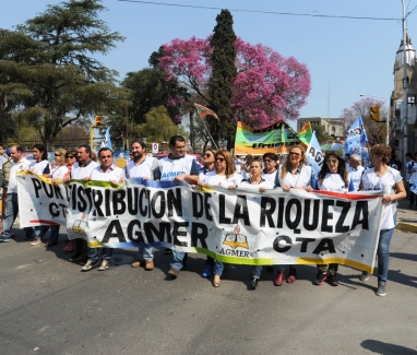 Docentes entrerrianos realizaron un paro provincial y una multitudinaria marcha en Paraná contra la profundización del ajuste en la educación pública Docentes entrerrianos realizaron un paro provincial y una multitudinaria marcha en Paraná contra la profundización del ajuste en la educación pública