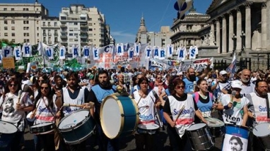 Se lleva adelante la movilización nacional de docentes para exigir la reapertura de paritarias