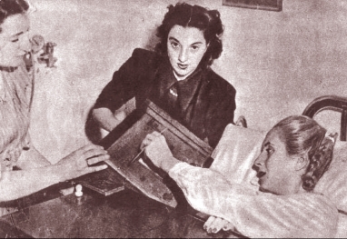 En el Primer Voto Femenino, Eva Perón lo hace desde su lecho de enferma En el Primer Voto Femenino, Eva Perón lo hace desde su lecho de enferma