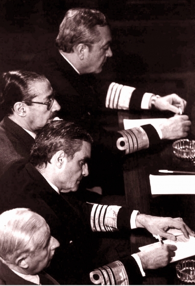 Son condenados a cadena perpetua el dictador Videla y el ex almirante Massera, y a 17 años de prisión el ex general Viola Son condenados a cadena perpetua el dictador Videla y el ex almirante Massera, y a 17 años de prisión el ex general Viola