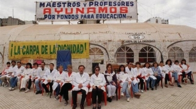 El 2 de abril de 1997, se instala la Carpa Blanca El 2 de abril de 1997, se instala la Carpa Blanca