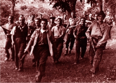 En Italia, los partisanos liberan de los nazis y fascistas las ciudades de Milán y Turín En Italia, los partisanos liberan de los nazis y fascistas las ciudades de Milán y Turín