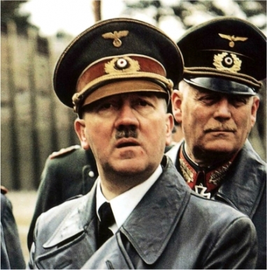 Ante la llegada de los soviéticos, y para evitar ser capturado, Adolf Hitler se suicida en su búnker Ante la llegada de los soviéticos, y para evitar ser capturado, Adolf Hitler se suicida en su búnker