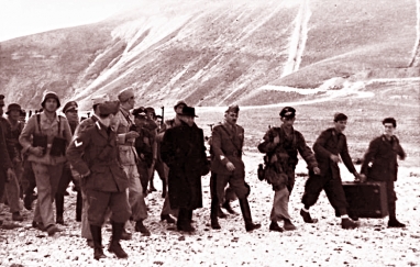 Un comando alemán de las SS, al mando del capitán Otto Skorzeny, libera a Mussolini de su prisión Un comando alemán de las SS, al mando del capitán Otto Skorzeny, libera a Mussolini de su prisión