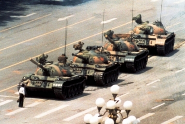 Se inicia la revuelta de la plaza de Tiananmen, en Pekín, tras la muerte de Hu Yaobang