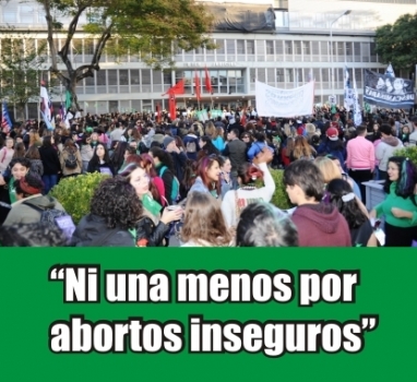 Masiva movilización en Paraná para reclamar: ni una menos por abortos inseguros Masiva movilización en Paraná para reclamar: ni una menos por abortos inseguros