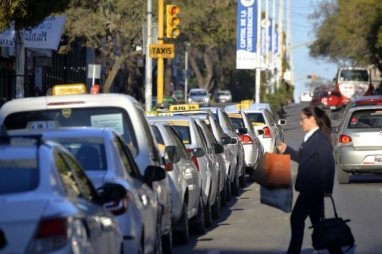 Taxistas y remiseros de Paraná coinciden en algo: los viajes disminuyeron hasta un 30% por día
