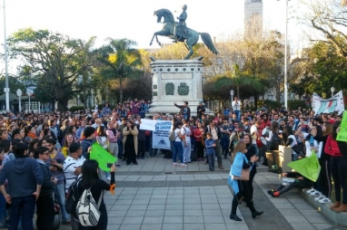 Masiva marcha en defensa de la universidad pública recorrió las calles de Concordia
