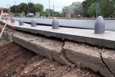 El acceso de la ciudad de Crespo comenzó a presentar problemas de construcción a tres días de ser habilitada al uso El acceso de la ciudad de Crespo comenzó a presentar problemas de construcción a tres días de ser habilitada al uso