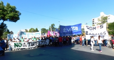Las organizaciones sociales y ATE se movilizaron en Paraná contra los tarifazos y el ajuste de Macri