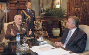 Nstor Kirchner le restituye su grado militar y asciende a general a Juan Jaime Cesio