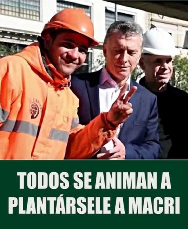 Macri se enojó con otro obrero porque hizo la V peronista y lo echó de la foto Macri se enojó con otro obrero porque hizo la V peronista y lo echó de la foto
