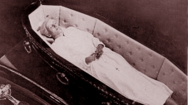 Los militares gorilas antiperonistas devuelven el cadáver de Eva Perón que habían secuestrado Los militares gorilas antiperonistas devuelven el cadáver de Eva Perón que habían secuestrado
