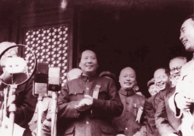 Mao Tse-tung (Mao Zedong) proclama la República Popular China