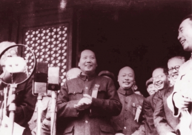 Mao Tse-tung (Mao Zedong) proclama la Repblica Popular China