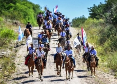 Cabalgata para recordar el triunfo artiguista entrerriano frente al centralismo porteño Cabalgata para recordar el triunfo artiguista entrerriano frente al centralismo porteño
