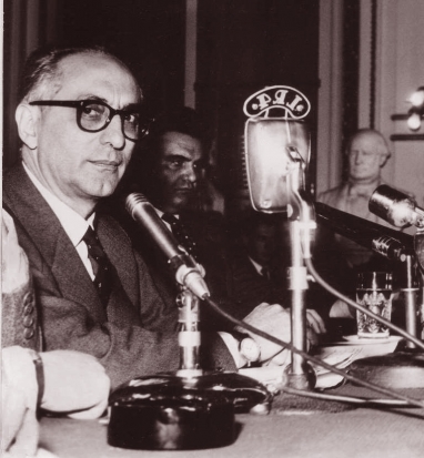 Arturo Frondizi declara la batalla del petróleo Arturo Frondizi declara la batalla del petróleo