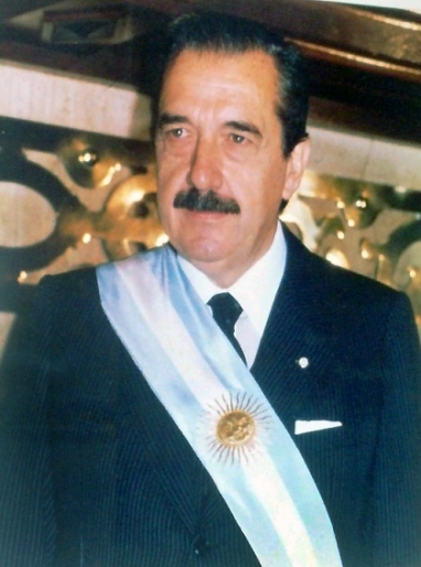 Tras 7 años de dictadura militar, Raúl Alfonsín gana las elecciones presidenciales democráticas