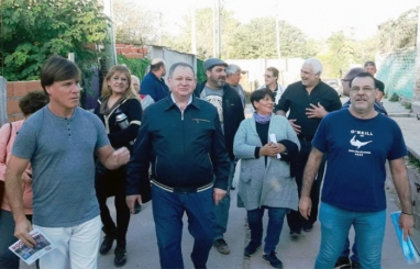 Fabián Rogel continúa realizando distintas caminatas por la ciudad de Paraná