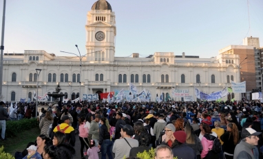 Imponente movilización del peronismo en Paraná repudiando el ataque a Cristina